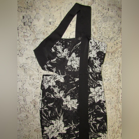 EUC BCBGMaxAzria One Shoulder Floral Lace Gown - Picture 8 of 12